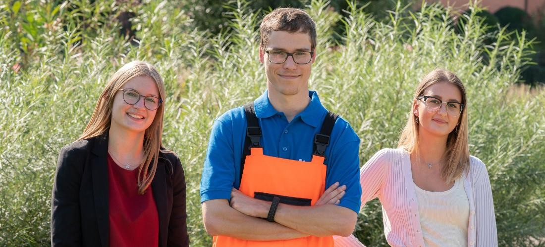 Foto Olivier Schniepp, Foto Linke GmbH. Drei junge Menschen stehen nebeneinander