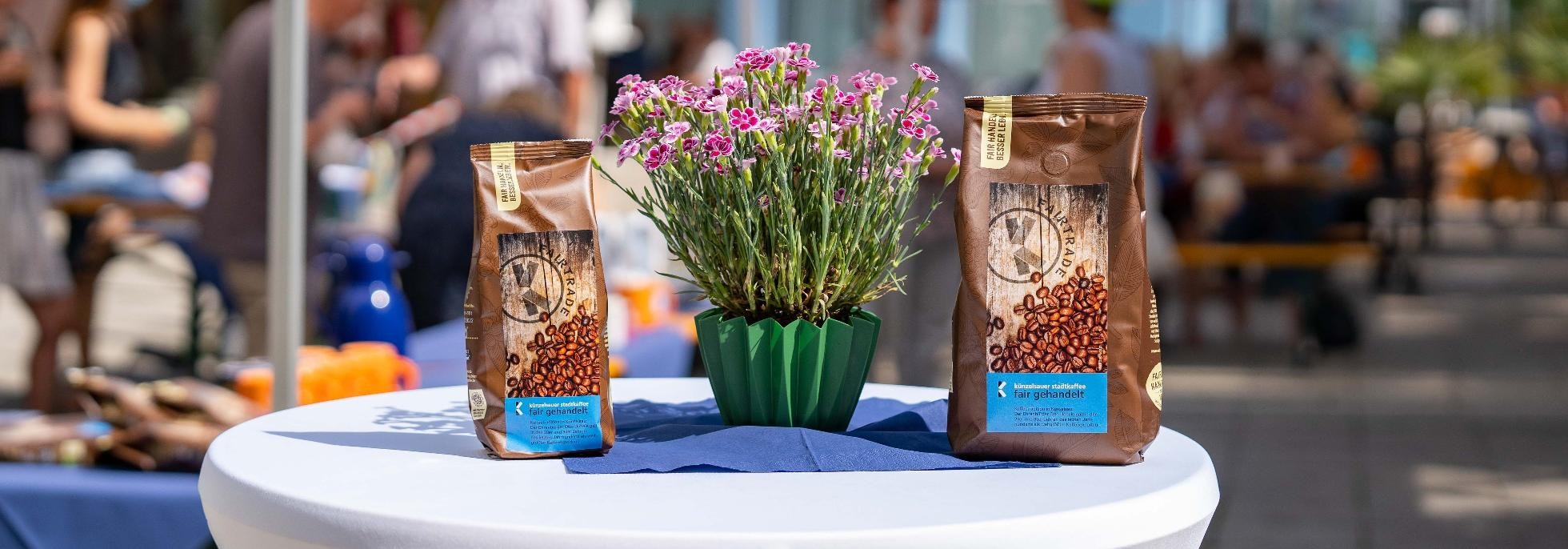 Foto Olivier Schniepp, Foto Linke GmbH. Zwei Päckchen Kaffee auf einem Tisch.
