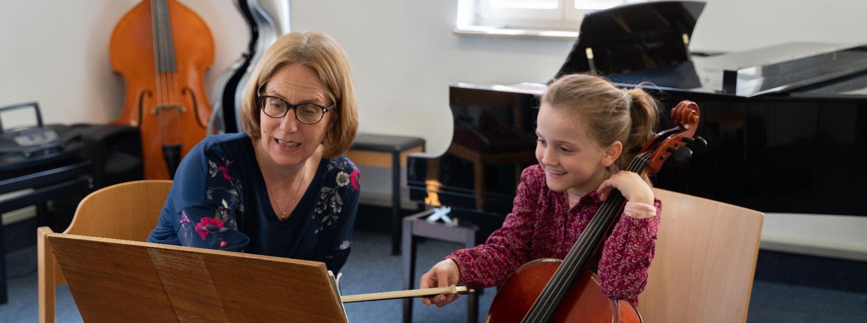 Jugendmusikschule. Foto Olivier Schniepp. Kind mit Cello und Lehrerin.