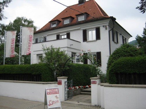 Gebäude des Mustang Museums.