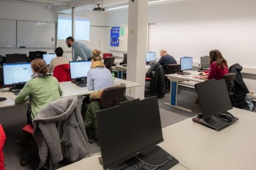 Teilnehmer an einem Computerkurs an der VHS.