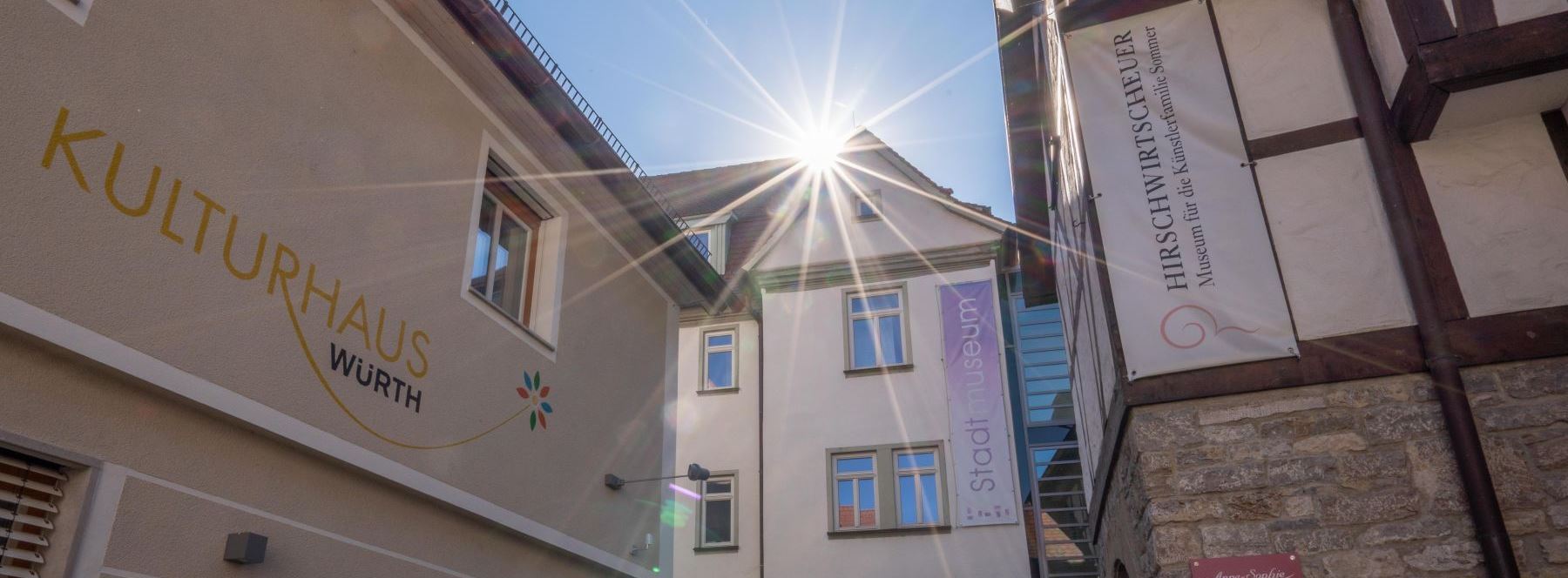 Museen in Künzelsau. Foto Olivier Schniepp. Gebäude vom Kulturhaus Würth, Stadtmuseum und Hirschwirtscheuer.