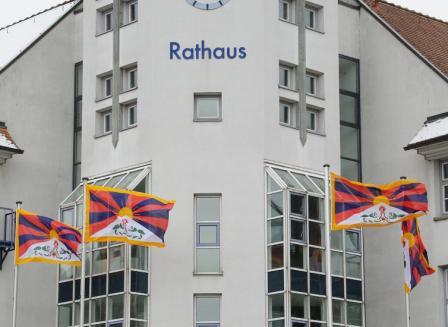 Tibetische Fahnen vor dem Künzelsauer Rathaus.