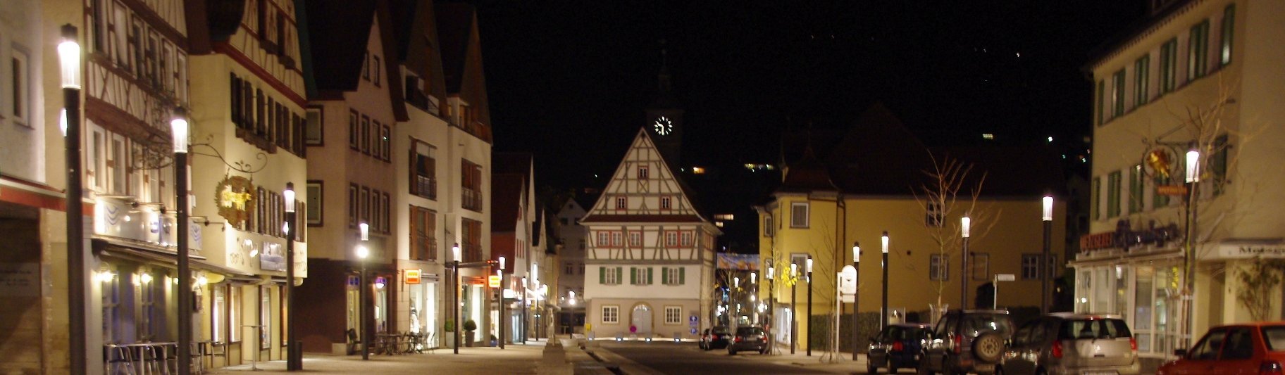 Fünf Schüler laufen über einen Schulhof.