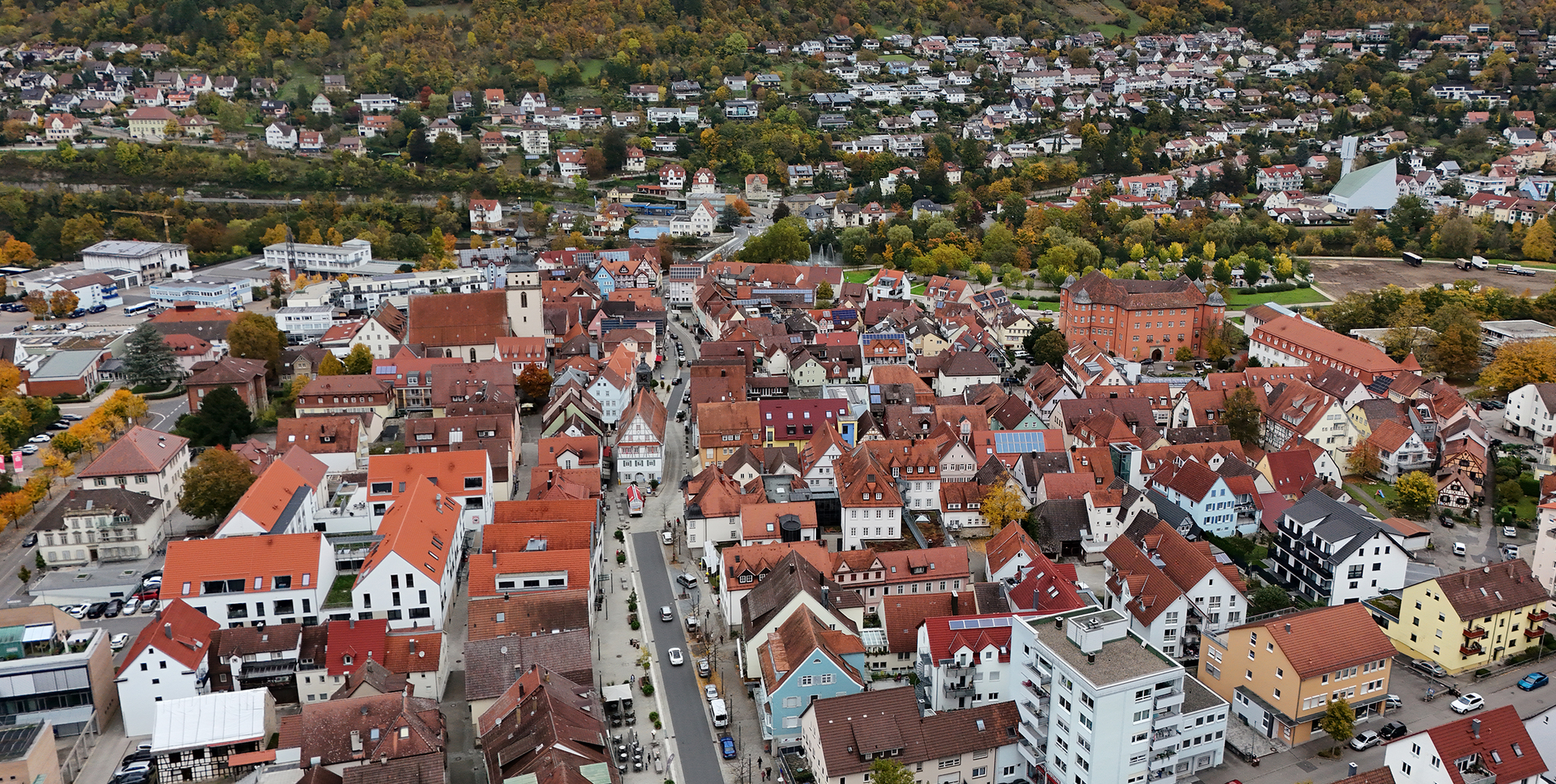 Luftbild Künzelsau. Foto Stadtverwaltung Künzelsau Luftbild Stadt Künzelsau mit dem Alten Rathaus in der Mitte